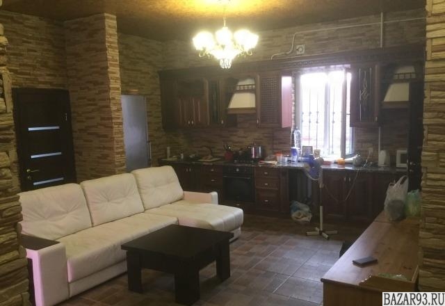 Продам дом 2-этажный дом 275 м² ( кирпич )  на участке 6 сот.  ,  в черте города