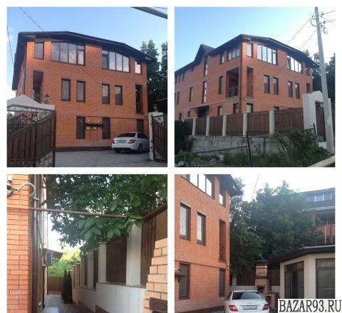Продам дом 3-этажный дом 450 м² ( кирпич )  на участке 4 сот.  ,  2 км до города