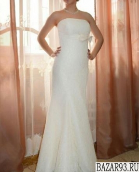 Элегантное свадебное платье с перчатками
